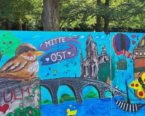 Bunte Gemeinschaftsaktion mit Tanz, Malen und Spielen auf dem Alten Friedhof in Ulm.