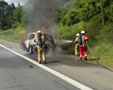 Auto brennt auf Autobahn A2, Feuerwehr im Einsatz, keine Verletzten, Verkehr eingeschränkt.