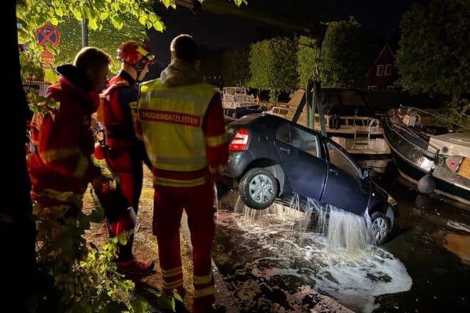 Auto im Auricher Hafenbecken versunken – Fahrer rettet sich selbst