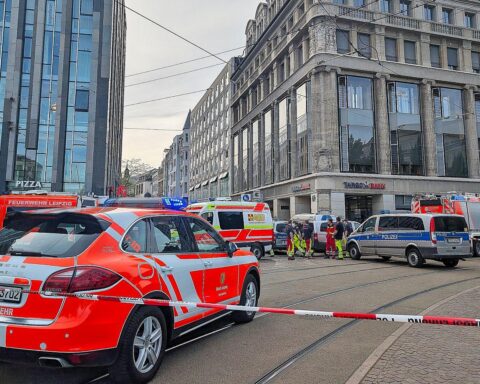 Auto rast in Menschenmenge, Rettungskräfte vor Ort, zahlreiche Verletzte, traurige Situation in Leipzig.
