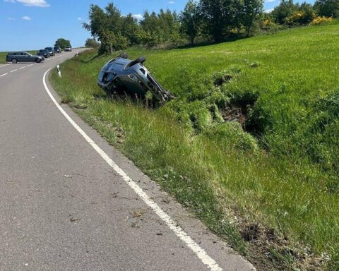 Unfallort Hauerbergstraße: Überschlag eines Ford Focus, verletzter Fahrer, Polizei ermittelt.