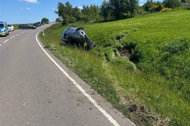 Auto überschlägt sich auf Hauerbergstraße