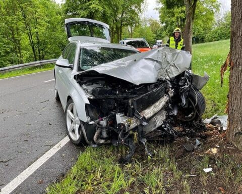 Ein schwerer Autounfall: Audi prallt gegen Baum, Fahrer schwer verletzt, Polizei ermittelt.