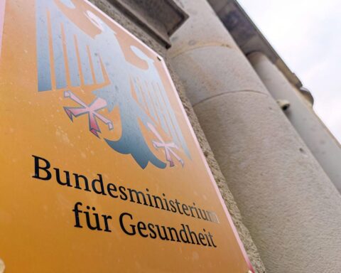 Ebola-Ausbruch: Bundestag, Gesundheitsministerium, Unterstützung für Afrika, internationale Gesundheitsnotlage.