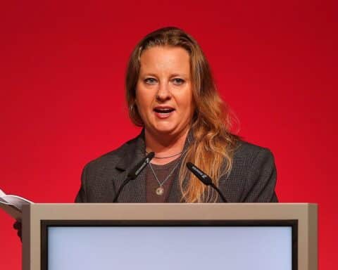 Friederike Benda während der Neuwahl als Landesvorsitzende in Cottbus, Parteitag im Hintergrund.