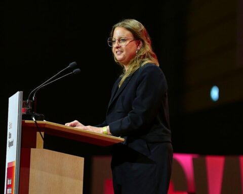 Friederike Benda warnt vor Panzerproduktion im traditionsreichen Mercedes-Werk in Ludwigsfelde.