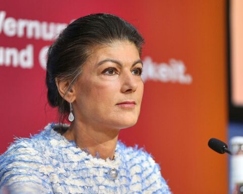 Sahra Wagenknecht kritisiert Anhebung des Renteneintrittsalters auf 70 Jahre als unsozial und unrealistisch.
