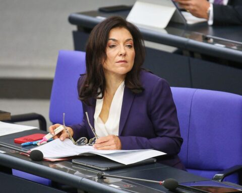 Katherina Reiche bei einer politischen Veranstaltung, umgeben von Demonstranten und Kraftwerk-Mitarbeitern in der Lausitz.