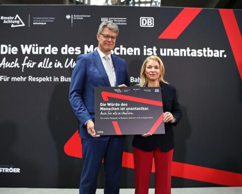 Plakat mit Respekt-Appell der Deutschen Bahn auf Bahnhöfen zur Eindämmung von Übergriffen.