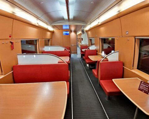 Ein sauberes Zugrestaurant mit freundlichem Personal und zufriedenen Fahrgästen in modernen Zügen.