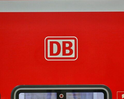 Logo der Deutschen Bahn mit Baustellensymbol, um Bauarbeiten und Zugausfälle darzustellen.