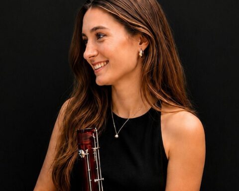 Fagottistin Chiara Martens jubelt, stolz auf ihren Erfolg im internationalen Wettbewerb.