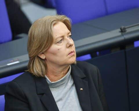 Bärbel Bas diskutiert Rentenreformen; ein Gruppenmeeting mit Kommissionsteilnehmern im Hintergrund.
