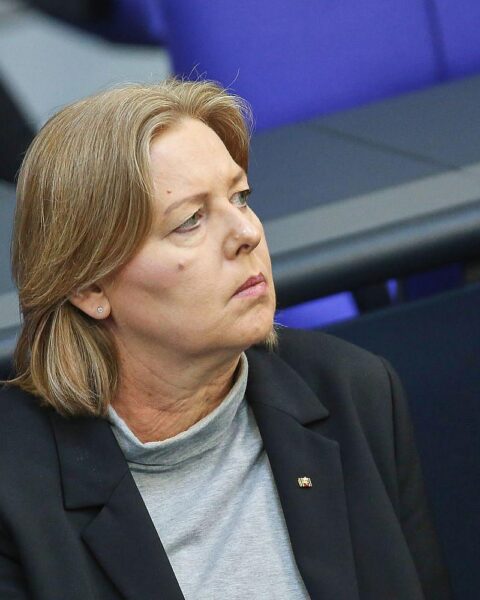 Bärbel Bas diskutiert Rentenreformen; ein Gruppenmeeting mit Kommissionsteilnehmern im Hintergrund.