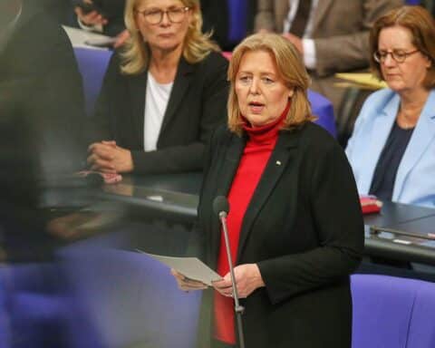 Bärbel Bas verteidigt Aussagen zur Einwanderung und Sozialleistungen bei DGB-Veranstaltung in Berlin.