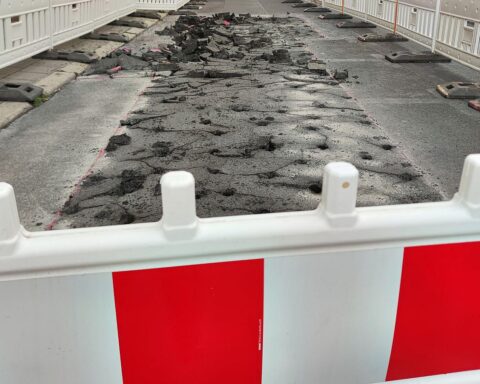 Bauarbeiten in Cottbus: Baustelle, Verkehrseinschränkungen, Asphaltarbeiten, Umleitungen für Fußgänger und Radfahrer.