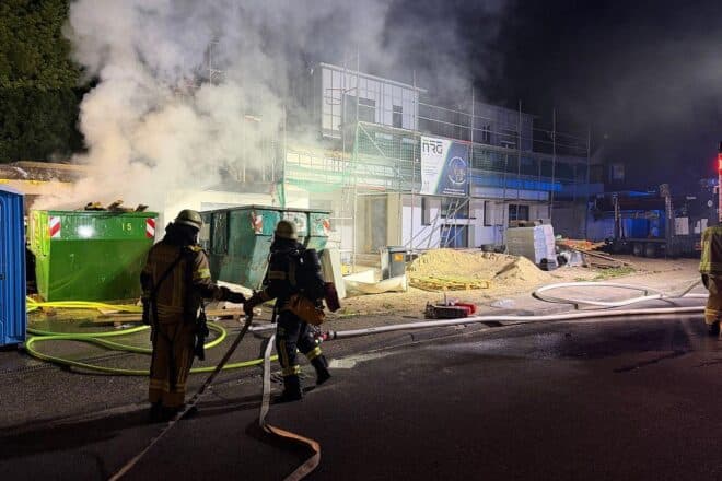 Baucontainer in Remscheid in Vollbrand geraten