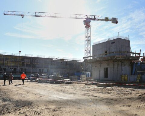 Baukran auf Baustelle, Symbol für langsame Umsetzung politischer Bauvorhaben in Deutschland.