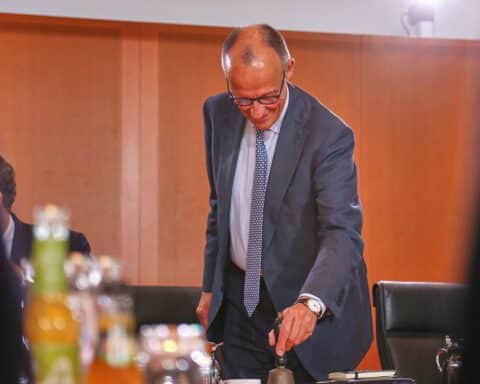 Friedrich Merz diskutiert Wohnungsbau und Infrastrukturprobleme während einer Regierungsbesprechung in Berlin.