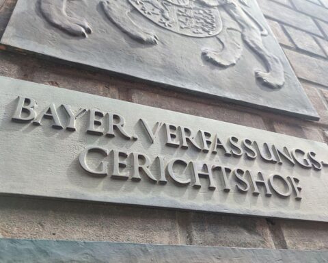 Gerichtsurteil zu Presseanfragen: Beschränkter Zugang zu Gästelisten bei Staatsempfängen in Bayern.