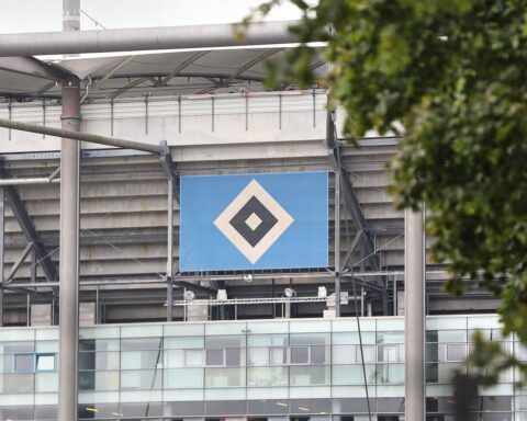 Kathleen Krüger, erste Sportvorständin der Bundesliga, vor dem Volksparkstadion in Hamburg.