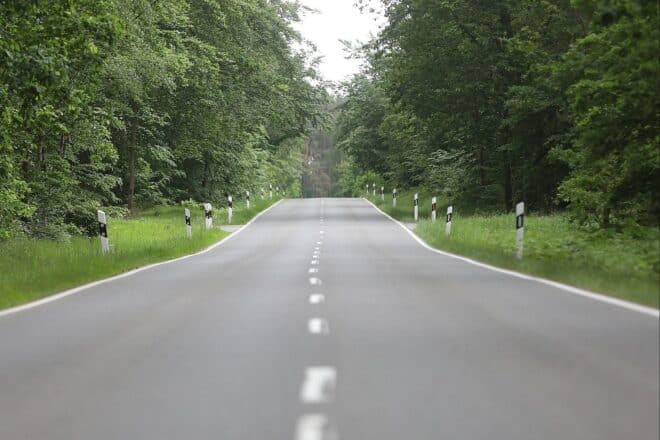 Bayern startet Schwerpunktmonat für mehr Sicherheit auf Landstraßen