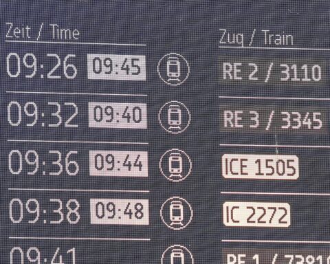 Anzeigetafel der Deutschen Bahn zeigt verspätete Züge und schlechte Pünktlichkeit im Fernverkehr.
