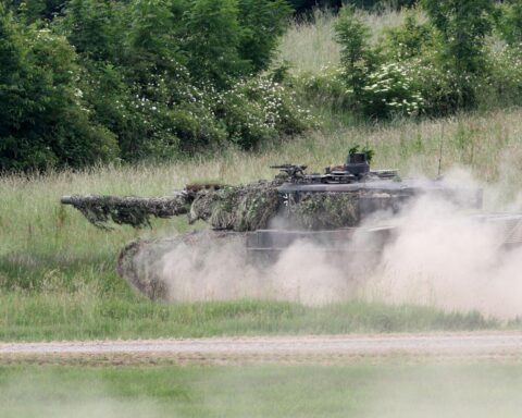 Bundeswehr-Panzer "Leopard 2" vor militärischem Hintergrund symbolisiert Deutschlands Rüstungsbeteiligung an KNDS.