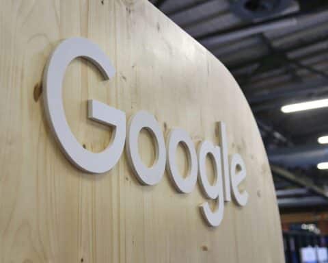 Google-Logo mit T-Systems-Relationen, symbolisiert Wandel in Cloud-Kooperation und Sicherheitslösungen.