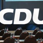 CDU-Logo mit besorgtem Generalsekretär, der über mögliche Mitgliederverluste diskutiert.