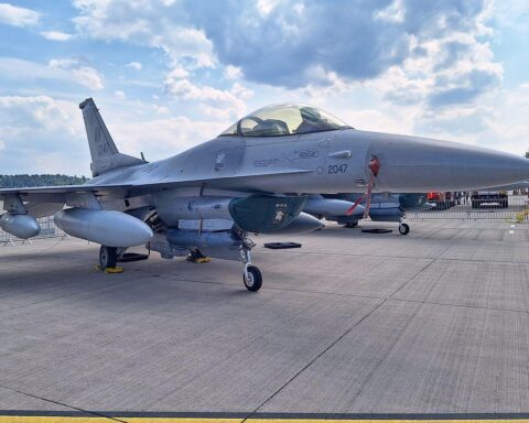 F-16 Kampfjet über NATO-Symbolik, symbolisiert US-Rückzug und europäische Verteidigungsverantwortung.