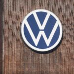 VW-Werk in Emden: Druck durch Kostenziele, Produktion sinkt, Einsparungen gefordert.