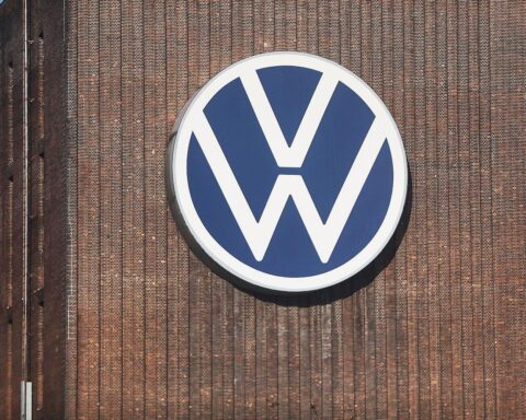 VW-Werk in Emden: Druck durch Kostenziele, Produktion sinkt, Einsparungen gefordert.