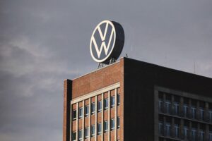 VW-Werk mit Fokus auf Elektroautos und Produktionsdebatte, Werksschließungen und Kostenreduzierung im Hintergrund.