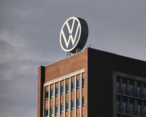 VW-Werk mit Fokus auf Elektroautos und Produktionsdebatte, Werksschließungen und Kostenreduzierung im Hintergrund.