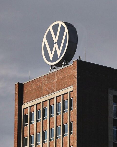 VW-Werk mit Fokus auf Elektroautos und Produktionsdebatte, Werksschließungen und Kostenreduzierung im Hintergrund.