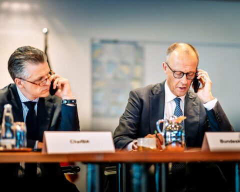 Krisenübung der Bundesregierung: Eurofighter begleiten entführtes Passagierflugzeug sicher zur Landung.