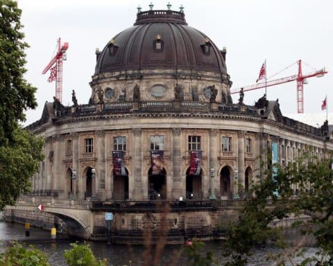 Bode-Museum in Berlin mit Besuchern, Darstellung kultureller Vielfalt und Bedeutung von Museen.