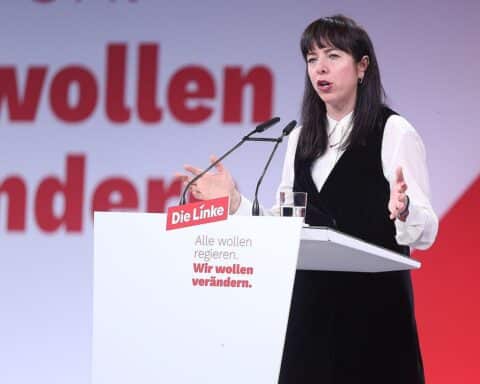 Elif Eralp präsentiert Wohnungsbaupläne für Berlin, betont Vergesellschaftung und Antisemitismusbekämpfung.