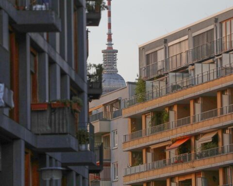 Berlin, Wohnhäuser und Fernsehturm; SPD-Politiker kritisiert Wohngeldkürzungen und fordert Wohnungsbau.