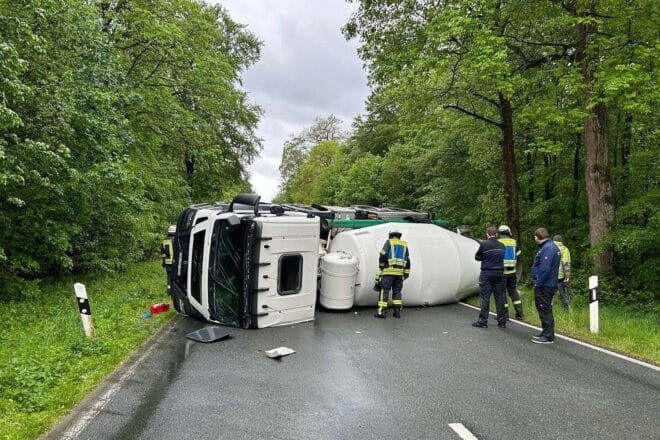 Betonmischer kippt um und verstopft Landstraße bei Bad Wünnenberg