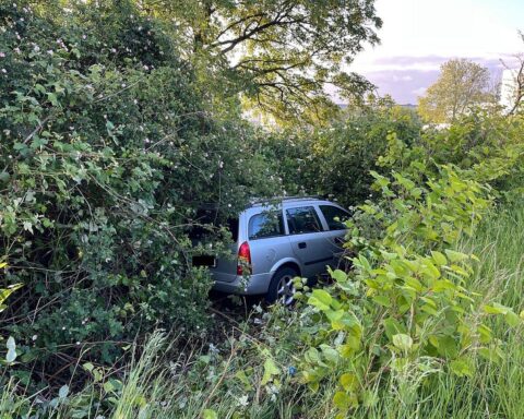 Verunfallter Opel Astra im Grünstreifen nach Verfolgungsjagd mit Polizei auf A 52.