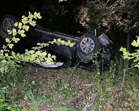 Umgekipptes Auto auf einer Wiese; Unfall in Gummersbach, Fahrer leicht verletzt, Alkohol im Spiel.