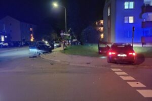 Betrunkener Fahrer verursacht Unfall, flüchtet, Polizei stellt ihn schnell; Schaulustige versammeln sich.