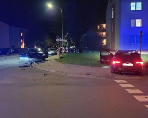 Betrunkener Fahrer verursacht Unfall, flüchtet, Polizei stellt ihn schnell; Schaulustige versammeln sich.