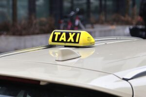 Angriff auf Taxifahrer: Betrunkener Mann wird festgenommen, Polizei eingreift.