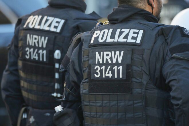Betrunkener Mann schießt auf Bolzplatz in Köln-Vingst in die Luft