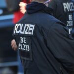 Polizei bei Festnahme eines aggressiven Mannes, der Beamte verletzt und beleidigt hat.