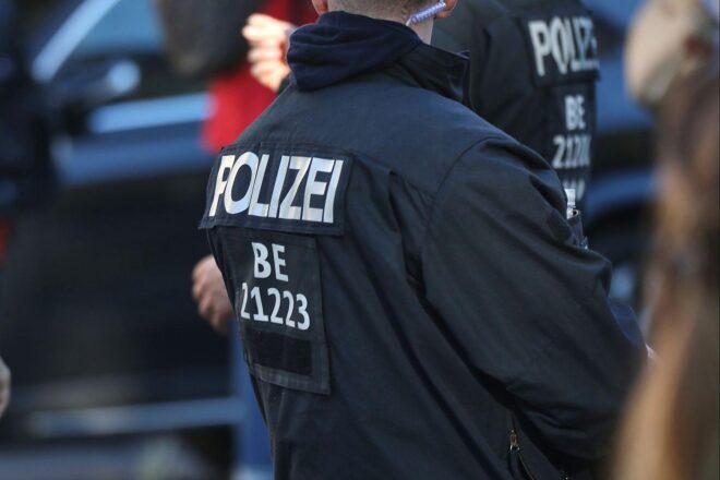 Betrunkener Randalierer bespuckt Polizisten in Friedrichshain