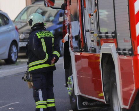 Feuerwehr im Einsatz, Rauchentwicklung aus Wohngebäude, Bewohner besorgt, Badewanne brennt.